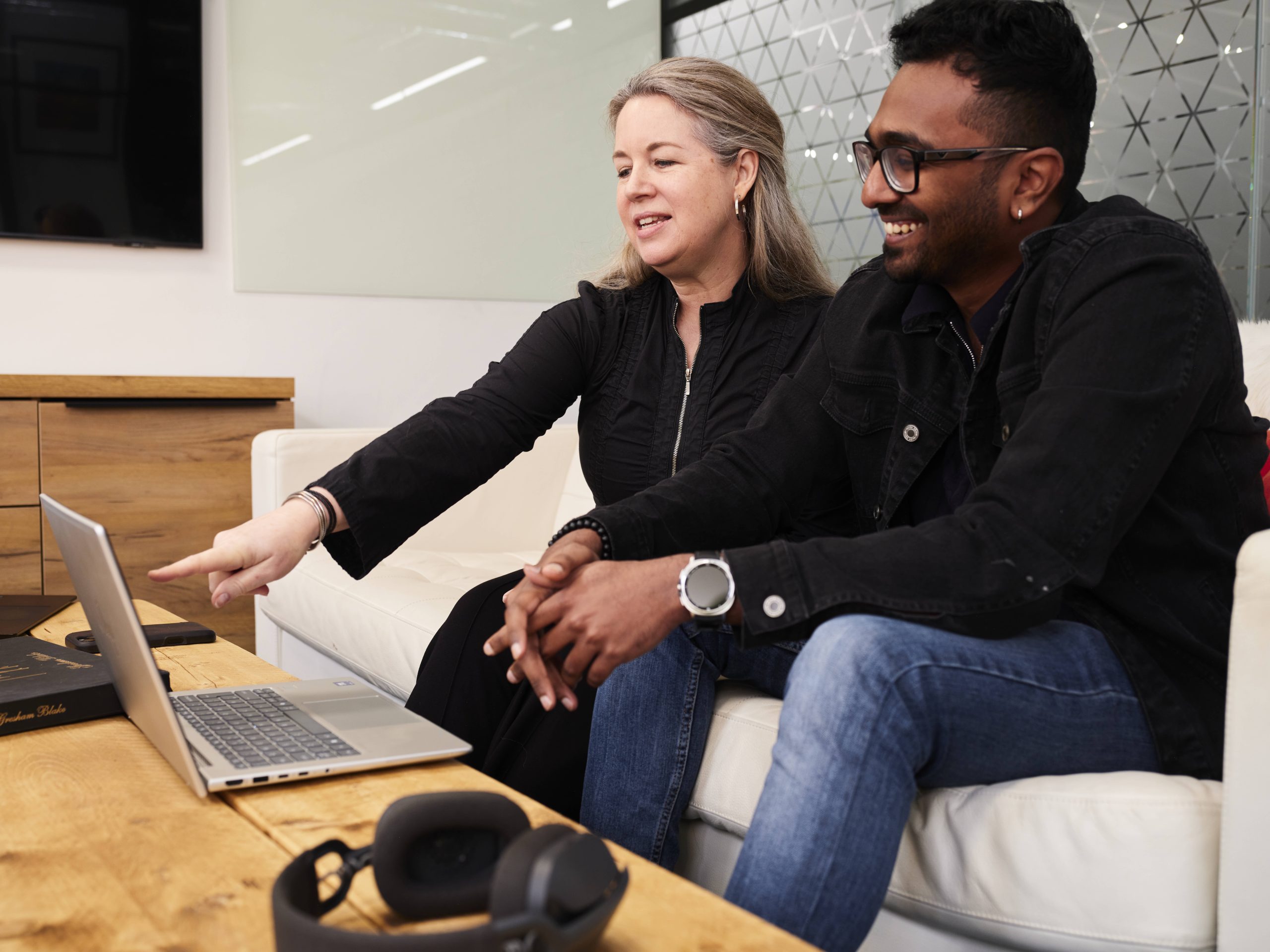 Caroline and Sai 6 people discussing laptop screen